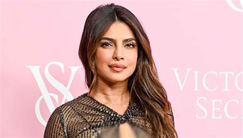 Priyanka Chopra stuns in sexy sheer dress at Victoria’s Secret。